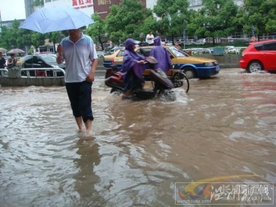電動車和行人匆匆穿過芙蓉路的引橋，仍然還是要卷起褲腿。　　陳劍岷 攝 圖片來源：星辰在線