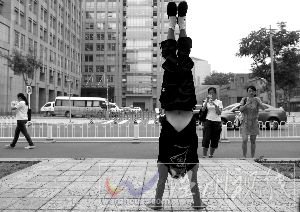 7月15日，東單，張尚武展示體操動作。本報記者