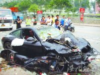 南京長虹路車禍：無牌保時捷撞飛環(huán)衛(wèi)工 肇事車主逃