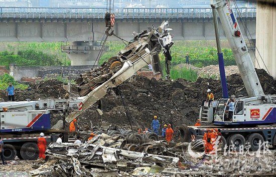 D301次動車車頭殘片被重新挖出運(yùn)走 新華社發(fā)