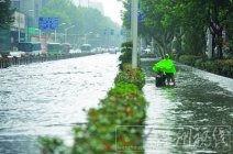7月18日南京暴雨稱南京“看?！蹦暇┍┯暌曨l 南京暴