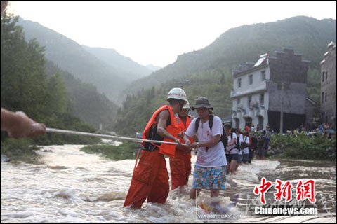三峽下牢溪突發(fā)山洪圍困百余人 已全部安全轉(zhuǎn)移
