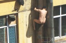 ?？趻唿S嫖客爬窗逃竄墜亡 風流的代價是生命