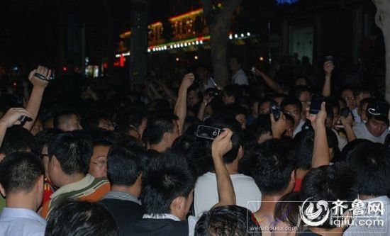 濟南獄警街頭打人遭上千人圍堵(組圖)