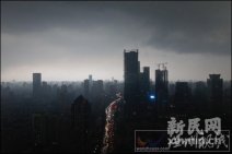 申城：黑云壓城　遭強降雨襲擊