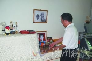 8月3日，藥慶衛在兒子藥家鑫的屋里，桌上放著藥家鑫的照片以及他最喜歡的濱崎步唱片。本報記者