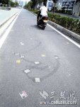 武漢環衛工楊厚建制止3人貼廣告遭到對方毆打