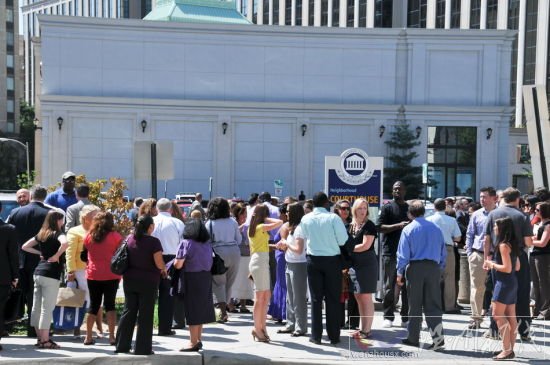 在美國弗吉尼亞州阿靈頓縣，人們在地震發生后聚集在室外。新華社記者 冉維 攝