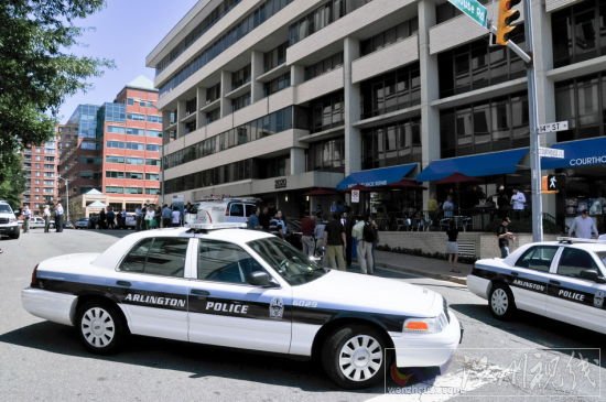 弗吉尼亞州阿靈頓縣，人們在地震發生后聚集在室外。新華社記者 冉維 攝