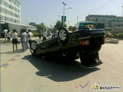 晶科能源公司門口,鎮上居民自發抗議