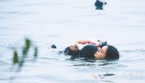 美國女游客西湖救起輕生女子 脫衣服跳水救人到離開