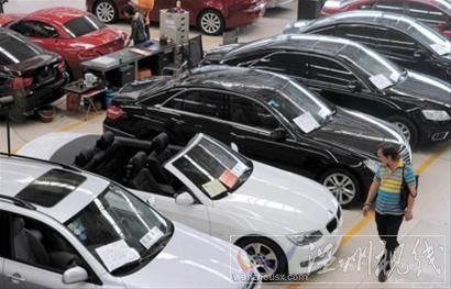 溫州二手車市場最近豪車云集。 本報圖片均為 晚報 何雯亞 現(xiàn)場圖片 