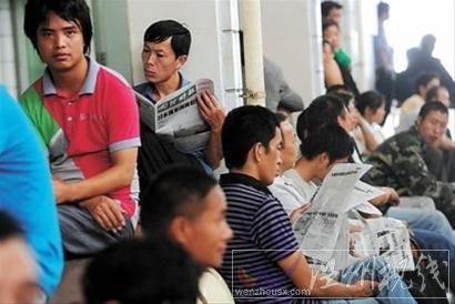 在溫州的求職中介所內(nèi)，不少人淡定地等待雇主上門招。