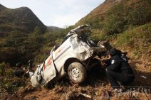 云南校車墜崖事故 廣南縣黑校車超載發生翻車墜崖造