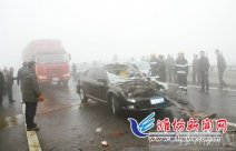 榮烏高速車禍 1月17日榮烏高速濰坊段車禍大霧和路面