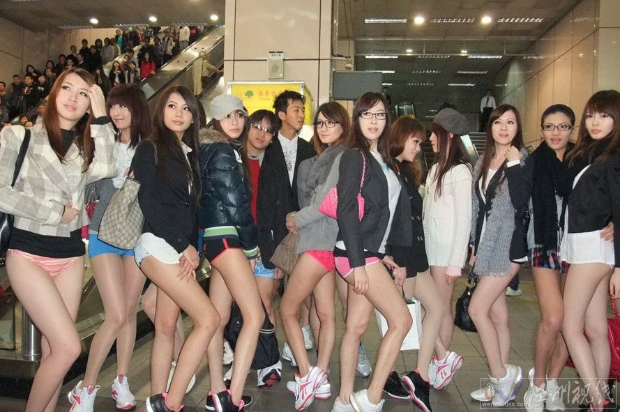 臺灣少女“無褲日”乘地鐵 只穿內褲搭地鐵（組圖）