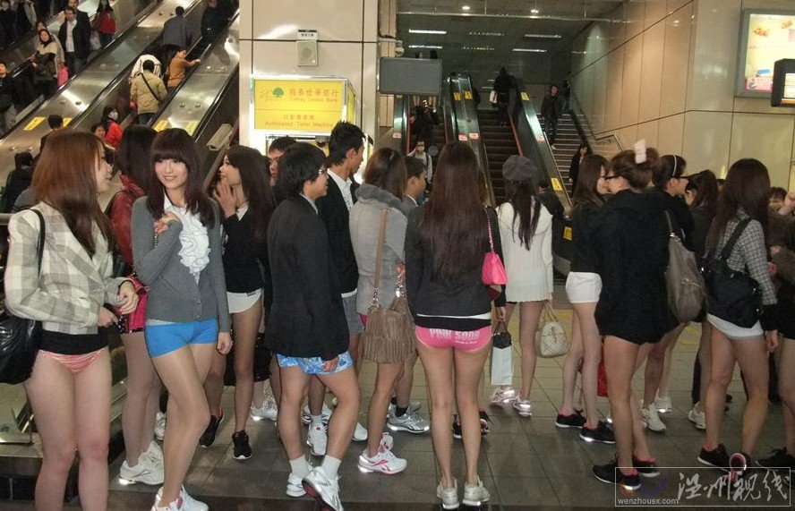 臺灣少女“無褲日”乘地鐵 只穿內褲搭地鐵（組圖）