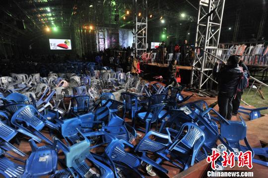 王菲演唱會(huì)觀眾席滑塌致11人受傷向歌迷致歉