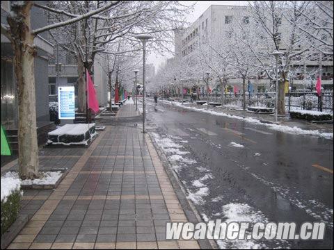 氣象日開放前夕，為迎接社會(huì)公眾前來參觀，中國氣象局提前部署，道路兩旁彩旗飄揚(yáng)。