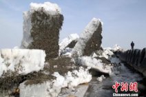 新疆博斯騰湖風景名勝區出現推冰景觀 使新疆博斯騰