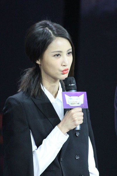 楊冪趙薇春季換裝各有高招 穿出OL式端莊