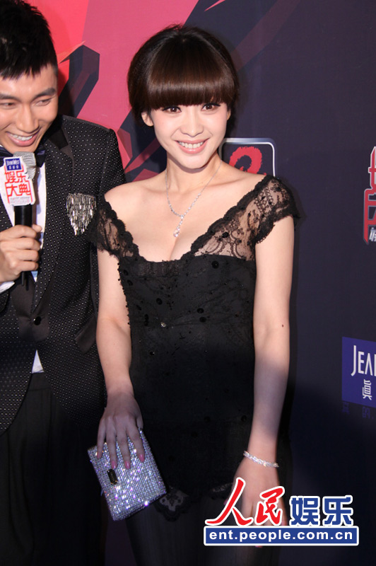 柳巖透視蕾絲裝現(xiàn)身