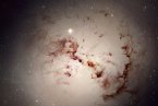 哈勃太空望遠(yuǎn)鏡拍到7500萬(wàn)光年星系塵埃似“上帝之臉