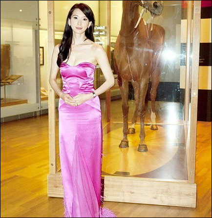 林志玲低胸長裙秀性感 曼妙身姿盡顯無遺 林志玲代言浪琴手表