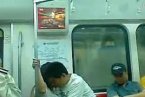 北京地鐵現90后＂吃乳門＂