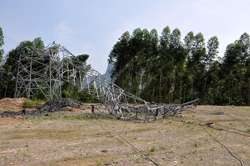 環江毛南族自治縣一處高壓電塔被大風刮倒(4月21日攝)。新華社發(高東風 攝)