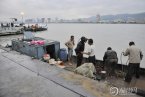 溫州車渡碼頭轎車墜江3人逃生 司機(jī)水中浸泡1個(gè)多小