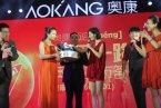 奧康水晶鞋價值十萬元 奧康上市答謝酒會上送謝娜奧