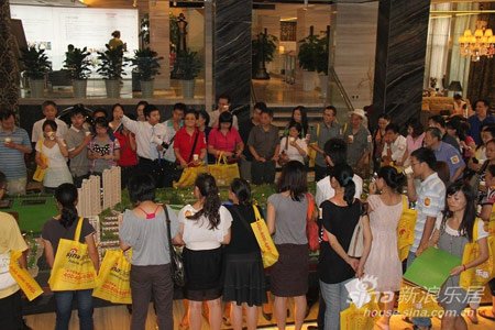 多地現千人購房潮 樓市觸底判斷蔓延