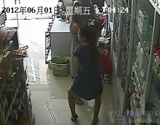 女賊偷奶粉藏內(nèi)褲