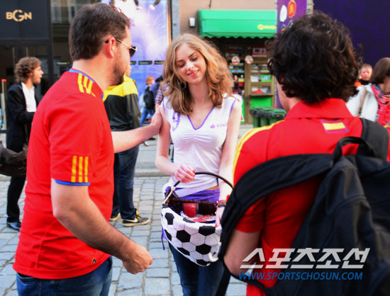 歐洲杯女球迷美若天仙被稱為歐洲杯最美女孩