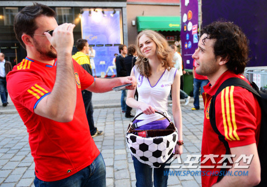 歐洲杯女球迷美若天仙被稱為歐洲杯最美女孩