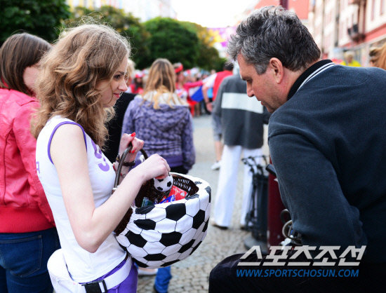 歐洲杯女球迷美若天仙被稱為歐洲杯最美女孩