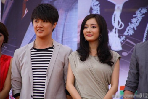 “胸比臉大”這句話在現在的楊冪身上得到了充分的體現。而無論之前是在瑞麗做模特還是《神雕》中的郭襄,楊冪的胸部都是波瀾壯闊,但是自從《宮》熱播之后,楊冪同學的胸部就隨著她的人氣而飆升。