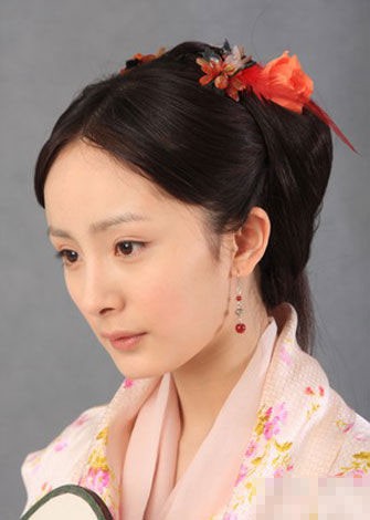 可能是有了更專業造型團隊的打造,讓本就樣貌不錯楊冪顯得更加出眾,可也有越來越多的網友指出,楊冪的雙眼皮、眼角、鼻子、臉型都跟以前不太一樣了。