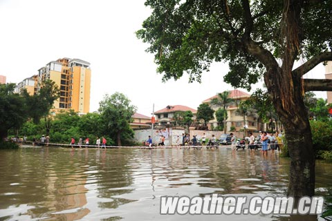 大暴雨席卷廣西北海 市民積水路段拉網(wǎng)抓魚