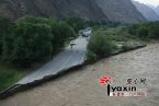 新疆山洪沖毀公路無人員傷亡 洪水把新疆南疆鐵路沖