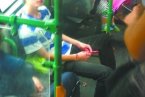杭州：男子不讓座被連扇5個(gè)耳光 被打的小伙子腿腳