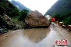 舟曲峰迭鄉(xiāng)梁風(fēng)殼村泥石流塌方 50噸巨石阻斷交通