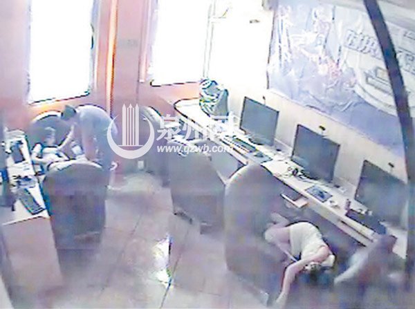 少女網(wǎng)吧熟睡遭咸豬手