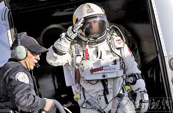 費利克斯鮑姆加特納完成平流層3.7萬米世界第一跳