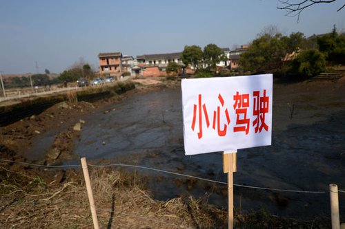 貴溪市交通部門在校車落水事故現(xiàn)場設(shè)置了警示牌