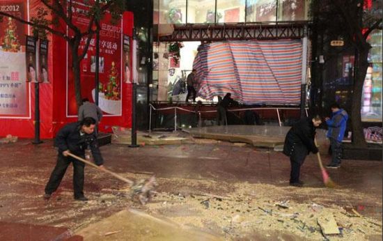 南京路鯊魚缸爆裂