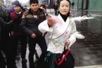 寧波女子拋撒百元大鈔 我撒錢你們撿錢 這就是快樂