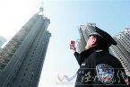 農民工多次討薪無果 竟來到工地爬吊塔 80米的吊塔上