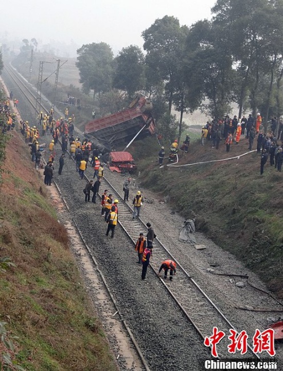 四川貨車沖出路面與火車相撞